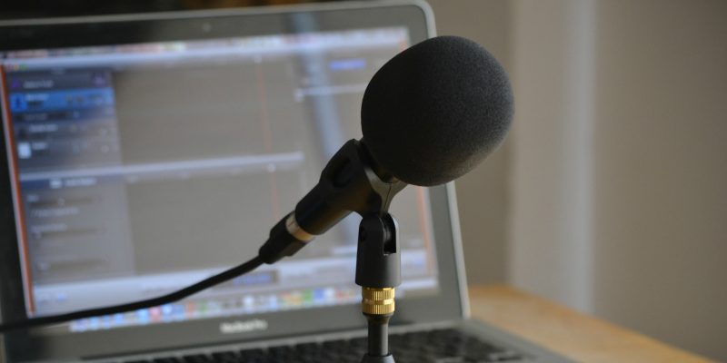 Podcasting (adapted) (Image by Nicolas Solop [CC BY 2.0] via flickr)