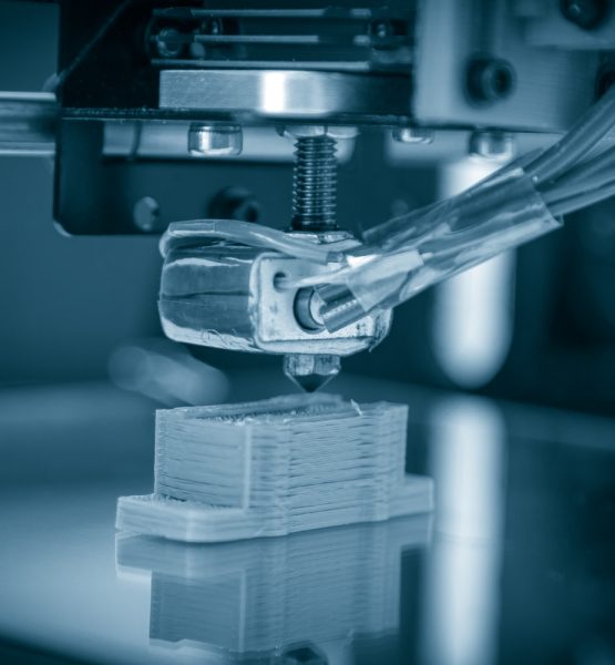 Arm eines 3D-Druckers stellt Miniaturgebäude her