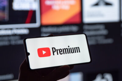 Smartphone mit YouTube Premium Logo auf dem Bildschirm.