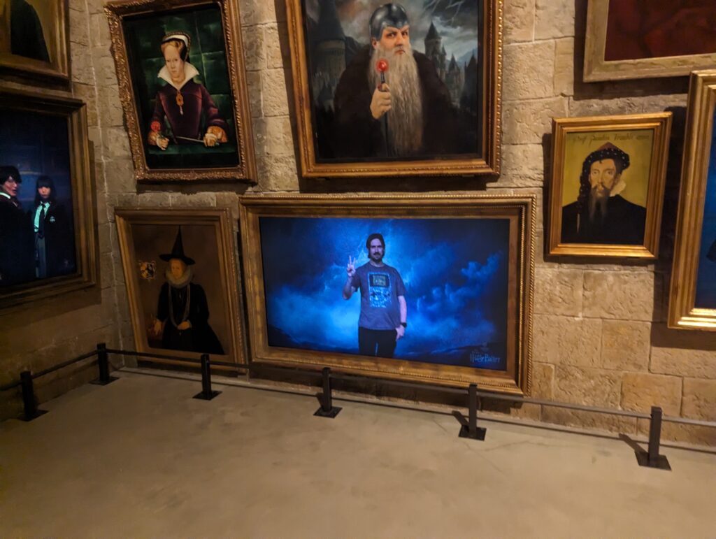 Besucher landen in den Gemälden einer Harry Potter-Attraktion.