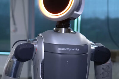 Der neue Atlas Roboter von Boston Dynamics schaut zur Seite. Die Front des Kopfes ist von einem leuchtenden Ring umfasst.