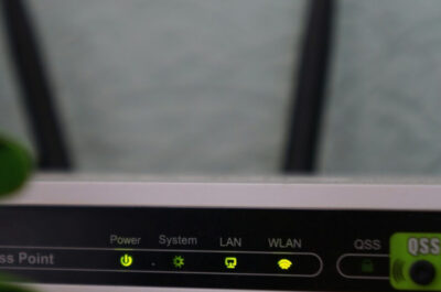 Router mit mehreren Kontrollleuchten für Power, System, LAN und WLAN.