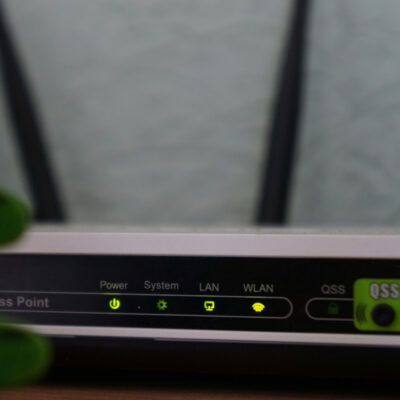 Router mit mehreren Kontrollleuchten für Power, System, LAN und WLAN.