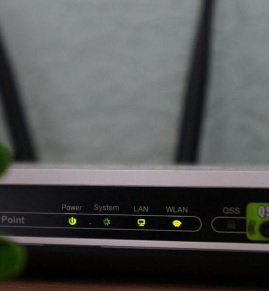 Router mit mehreren Kontrollleuchten für Power, System, LAN und WLAN.