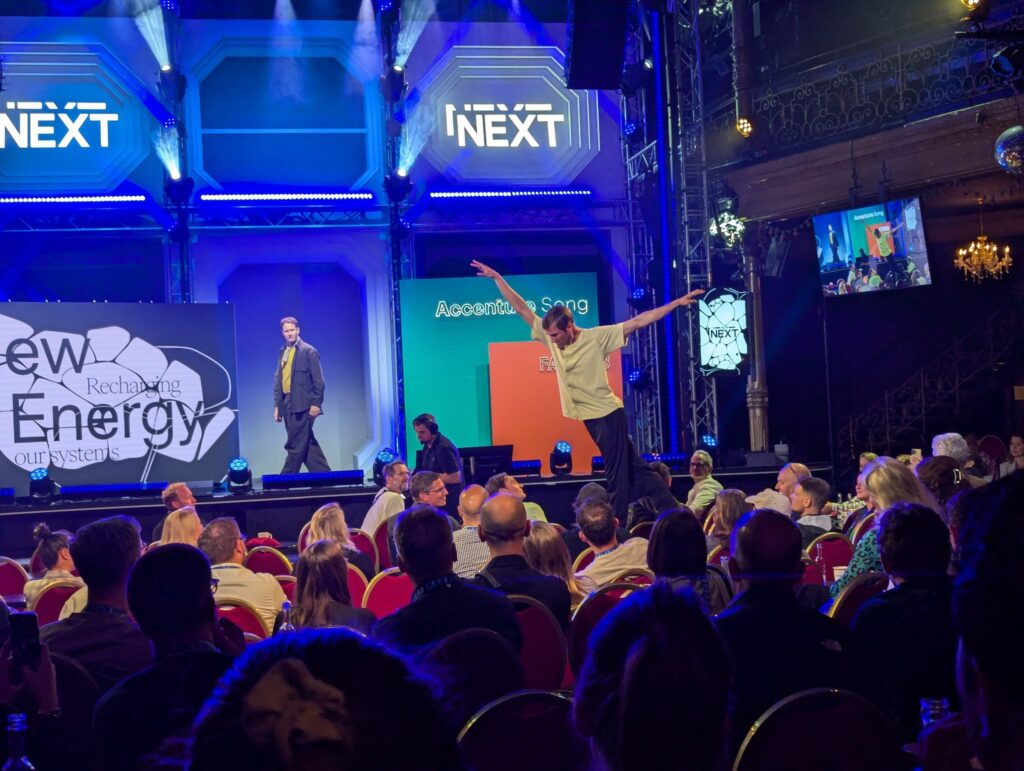 Eine Performance-Darbietung auf der Next Conference mit einem Baletttänzer auf einem Tisch mitten im Publikum.