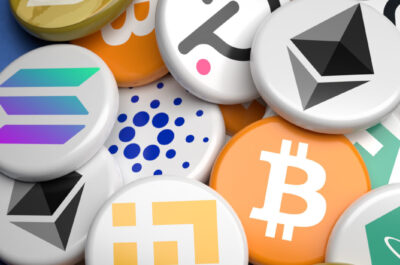 Das Bild zeigt eine Sammlung von Symbolen verschiedener Kryptowährungen, die als runde Buttons dargestellt sind und sich auf der rechten Seite des Bildes stapeln. Zu sehen sind unter anderem die Logos von Bitcoin, Ethereum, Solana, Binance, Dogecoin und anderen bekannten Kryptowährungen. Die linke Seite des Bildes ist leer und bietet einen kontrastierenden blauen Hintergrund, der die Aufmerksamkeit auf die Krypto-Buttons lenkt.