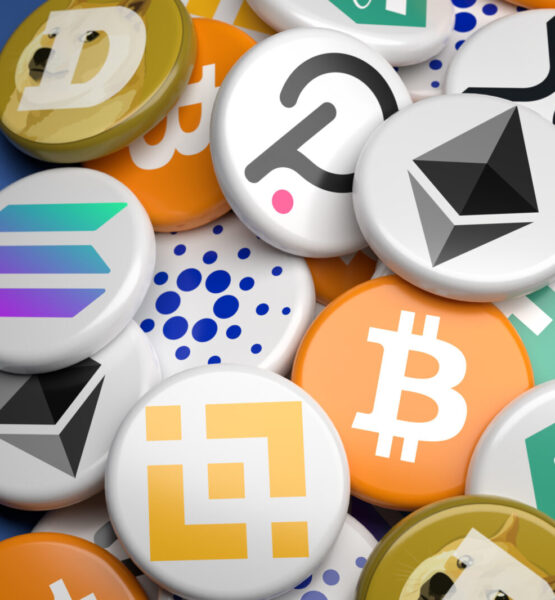 Das Bild zeigt eine Sammlung von Symbolen verschiedener Kryptowährungen, die als runde Buttons dargestellt sind und sich auf der rechten Seite des Bildes stapeln. Zu sehen sind unter anderem die Logos von Bitcoin, Ethereum, Solana, Binance, Dogecoin und anderen bekannten Kryptowährungen. Die linke Seite des Bildes ist leer und bietet einen kontrastierenden blauen Hintergrund, der die Aufmerksamkeit auf die Krypto-Buttons lenkt.