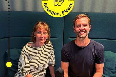 Podcast-Gästin Nina Klaß und Moderator Ralf Leister sitzen auf dem Podcast-Sofa im SPACE Hamburg.