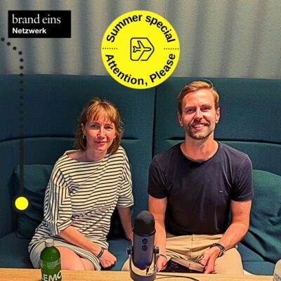 Podcast-Gästin Nina Klaß und Moderator Ralf Leister sitzen auf dem Podcast-Sofa im SPACE Hamburg.