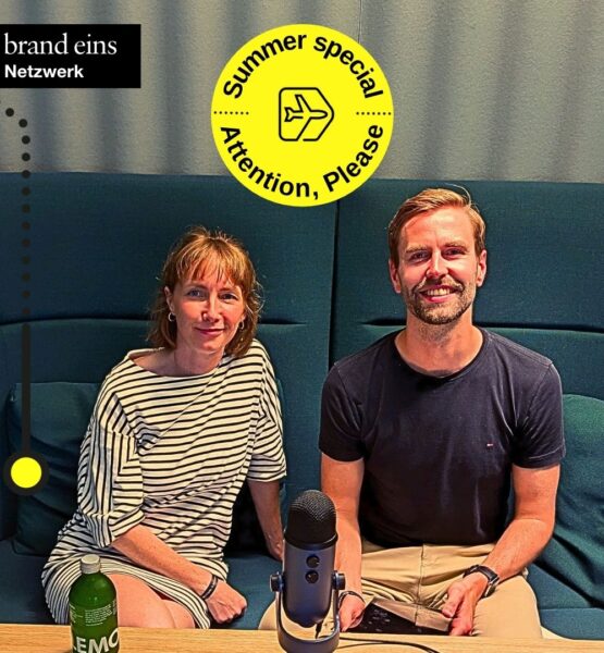 Podcast-Gästin Nina Klaß und Moderator Ralf Leister sitzen auf dem Podcast-Sofa im SPACE Hamburg.