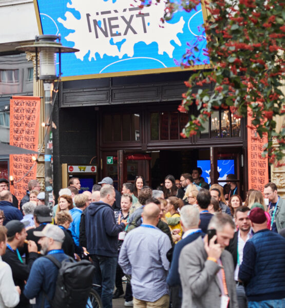 Das Theater Schmidts Tivoli während der NEXT Conference. Vor dem Theater stehen viele Menschen, viele miteinander im angeregten Austausch.