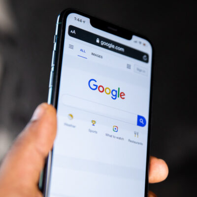 Ein Smartphone mit geöffneter Google Suchmaschine.