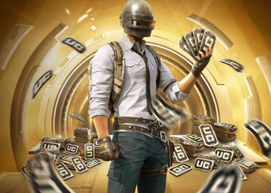 Eine Illustration eines Spielcharakters aus PUBG, der in einer dynamischen Szene steht, umgeben von digitalen Guthabenkarten und Münzen mit dem Label "UC". Die Farbtöne sind gold und dynamisch gestaltet, wodurch die Szene eine lebendige und actionreiche Atmosphäre erhält.