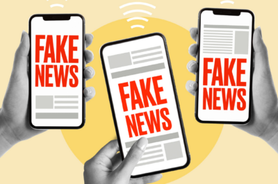 Das Bild zeigt drei Hände, die Smartphones halten, auf denen groß der Text „FAKE NEWS“ in roten Buchstaben angezeigt wird. Die Geräte sind vor einem gelben Hintergrund platziert, und über jedem Smartphone sind drahtlose Signal-Symbole zu sehen, was auf die schnelle Verbreitung von falschen Nachrichten über digitale Netzwerke hinweist.