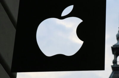 Schild eines Apple Stores in einer Altstadt, bei dem das Logo aus dem Schild rausgeschnitten ist.